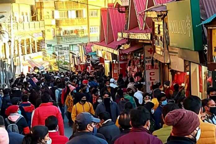 crowd in Manali