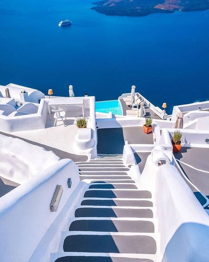 Spa-Resort-in-Santorini